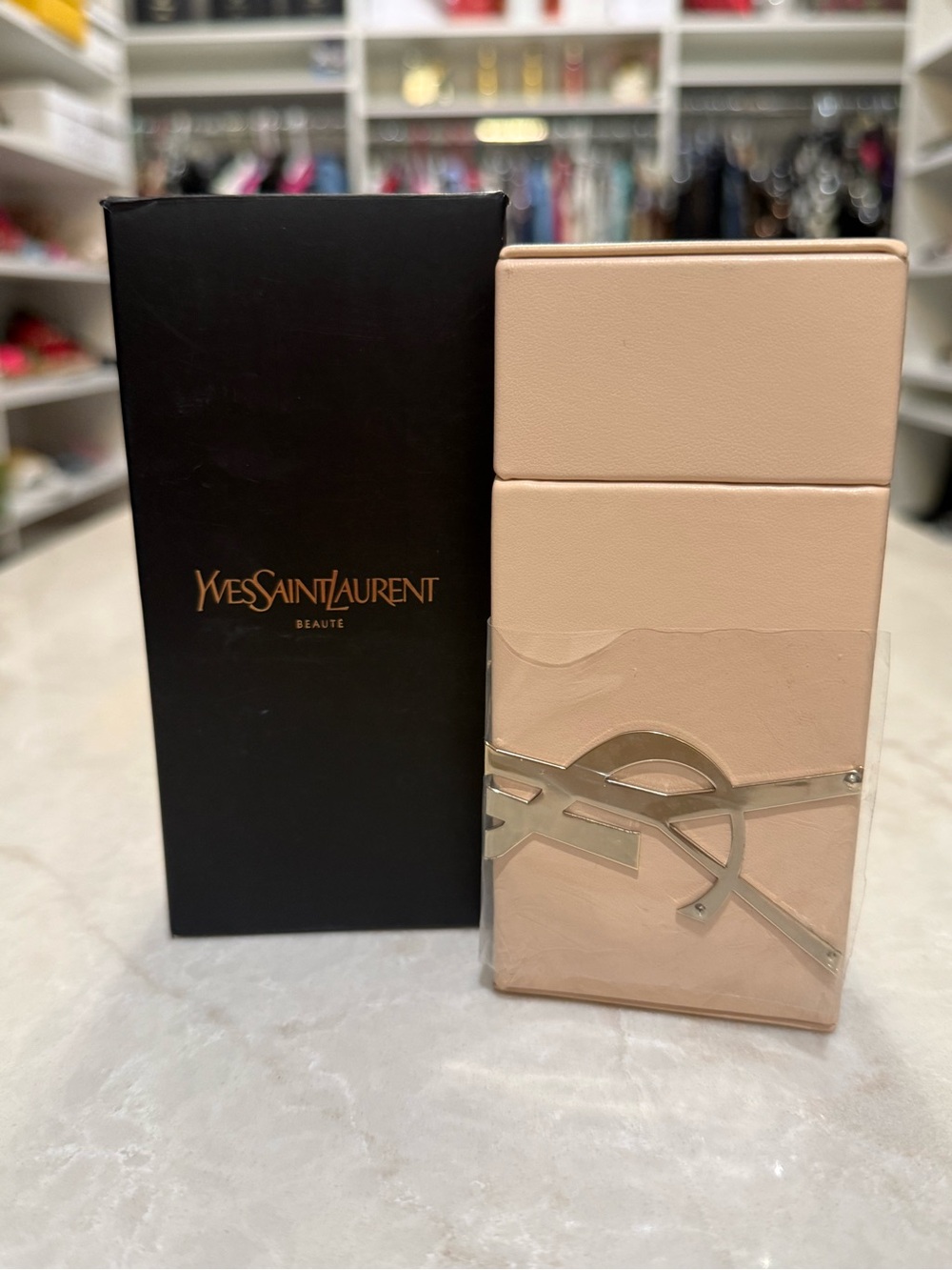 Yves Saint Laurent
travel case New in box